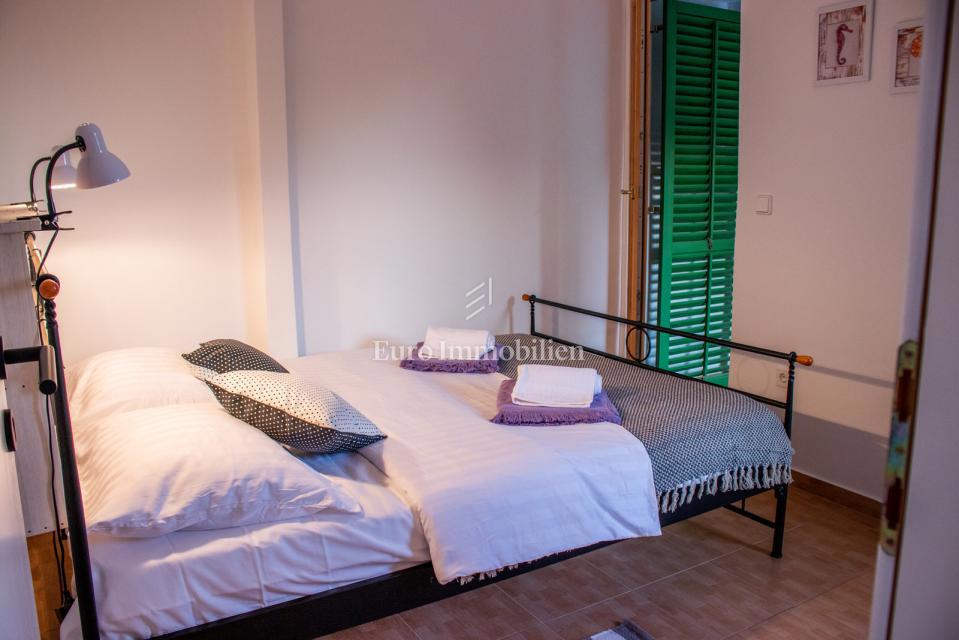 Petrčane, hiša s 4 apartmaji, 90 m od morja!