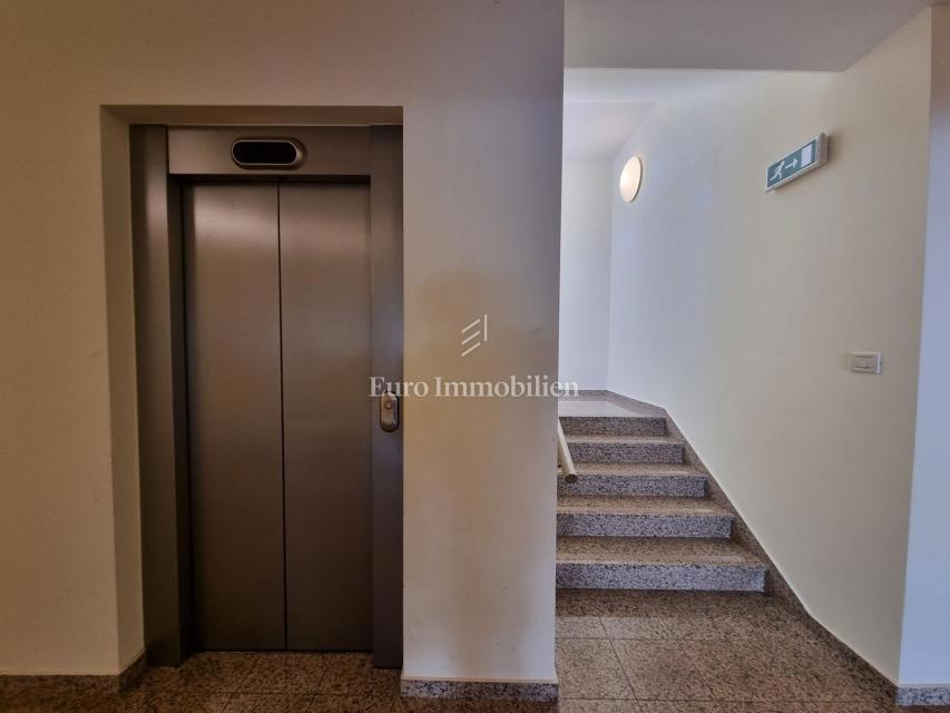 EKSKLUZIVNA LOKACIJA! Apartma 130 m od morja