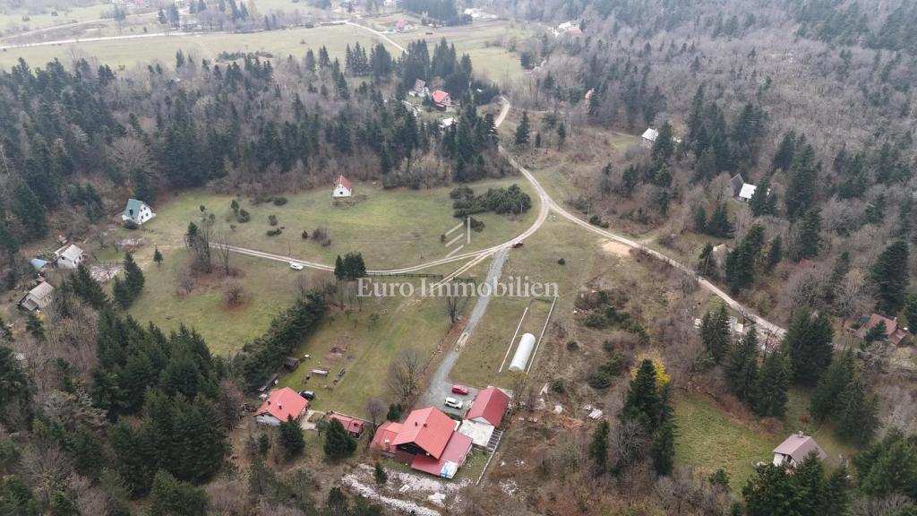Lukovo, hiša z velikim dvoriščem na idilični lokaciji