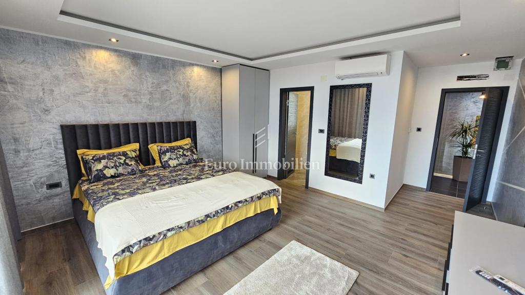 Moderna novogradnja v bližini plaže in centra mesta
