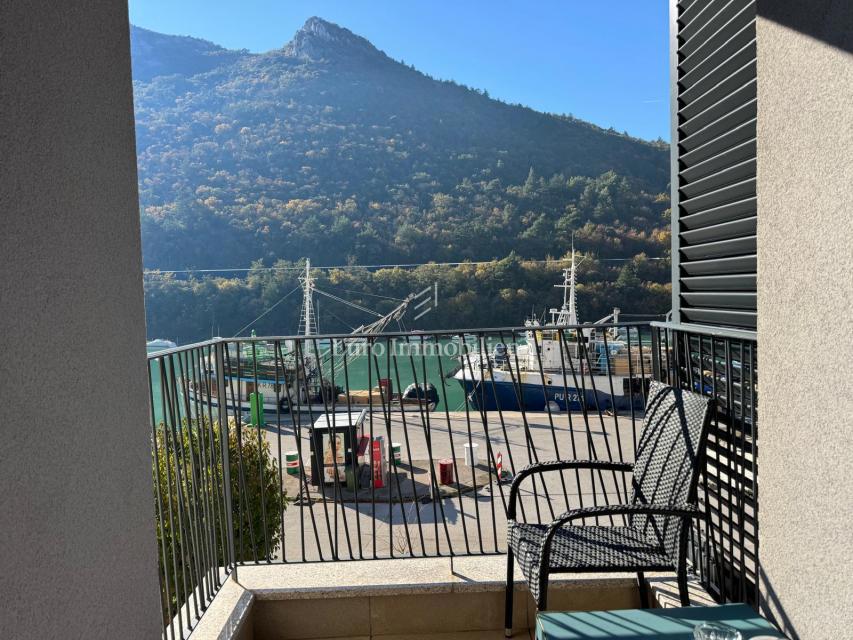 Plomin Luka - stanovanje z garažo, prva vrsta do morja