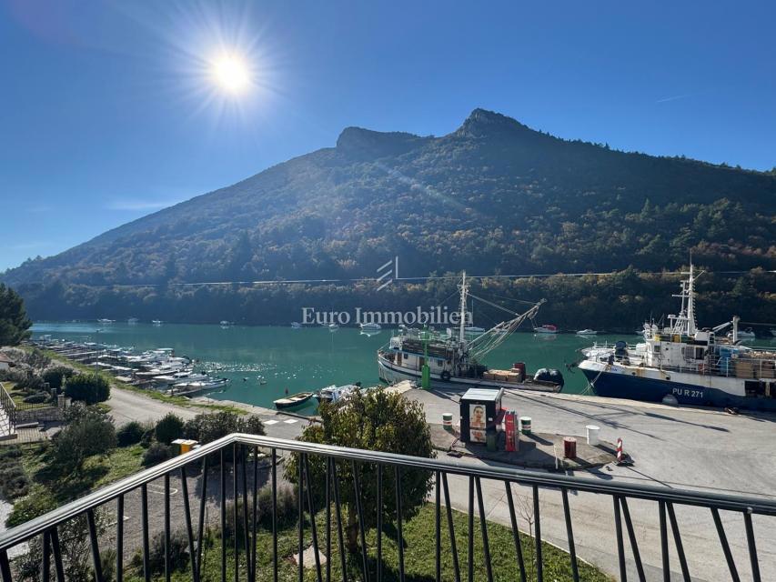 Plomin Luka - stanovanje z garažo, prva vrsta do morja