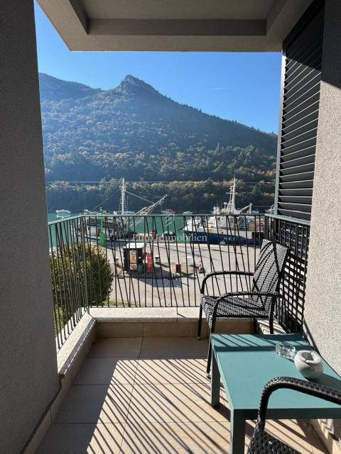 Plomin Luka - stanovanje z garažo, prva vrsta do morja