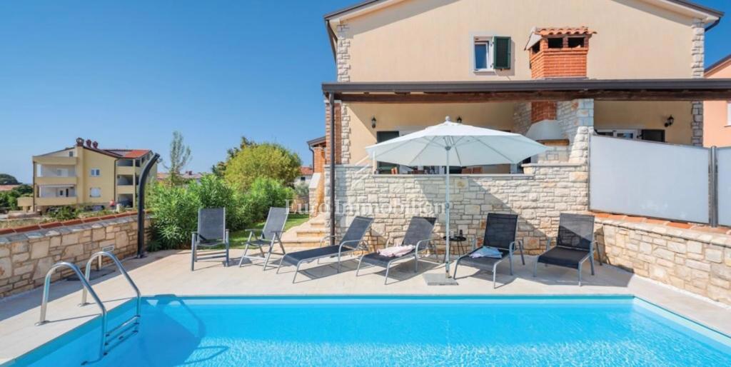 Umag - hiša z bazenom in garažo