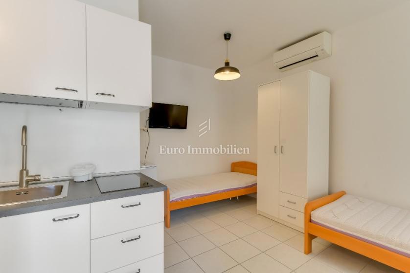 Novalja - prizemlje 3 apartmaja z vrtom