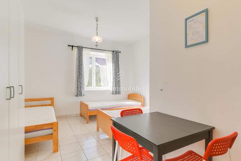 Novalja - prizemlje 3 apartmaja z vrtom