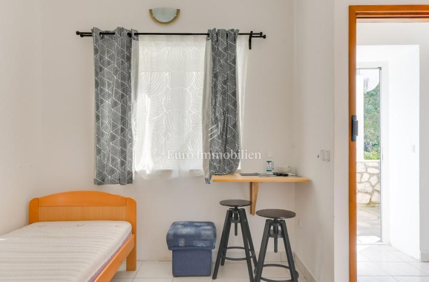 Novalja - prizemlje 3 apartmaja z vrtom