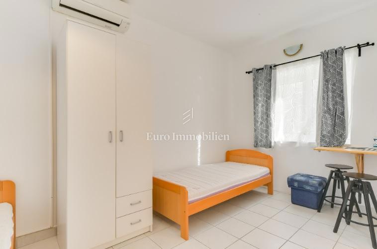 Novalja - prizemlje 3 apartmaja z vrtom