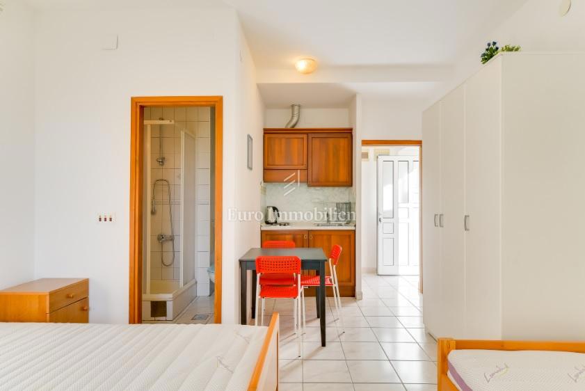 Novalja - prizemlje 3 apartmaja z vrtom