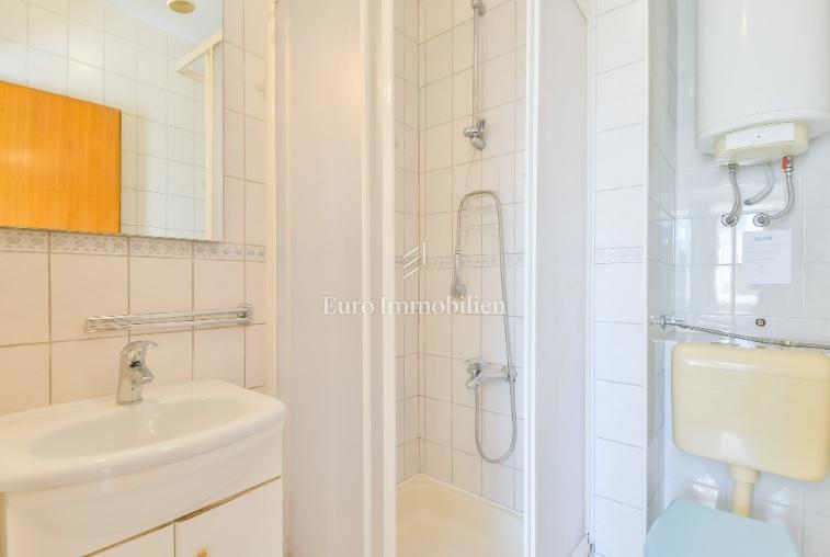 Novalja - prizemlje 3 apartmaja z vrtom