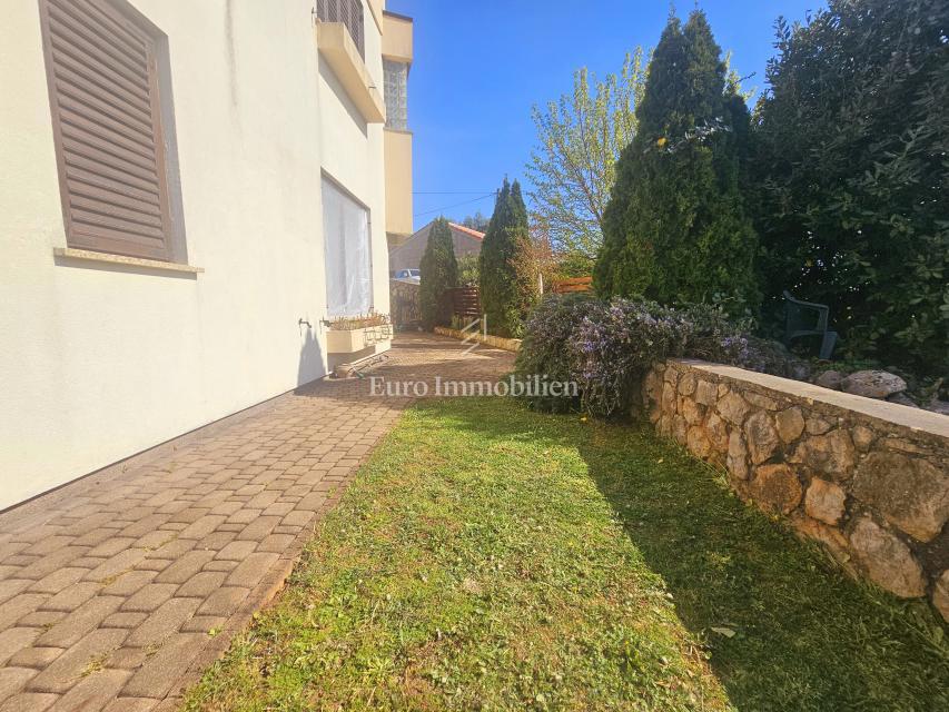 Pritlični apartma - stanovanje z velikim vrtom