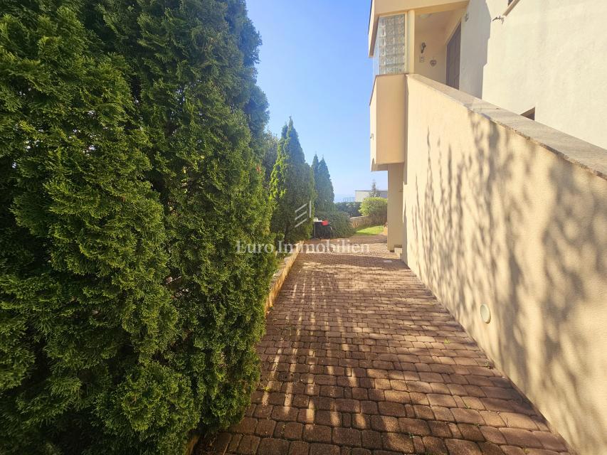 Pritlični apartma - stanovanje z velikim vrtom