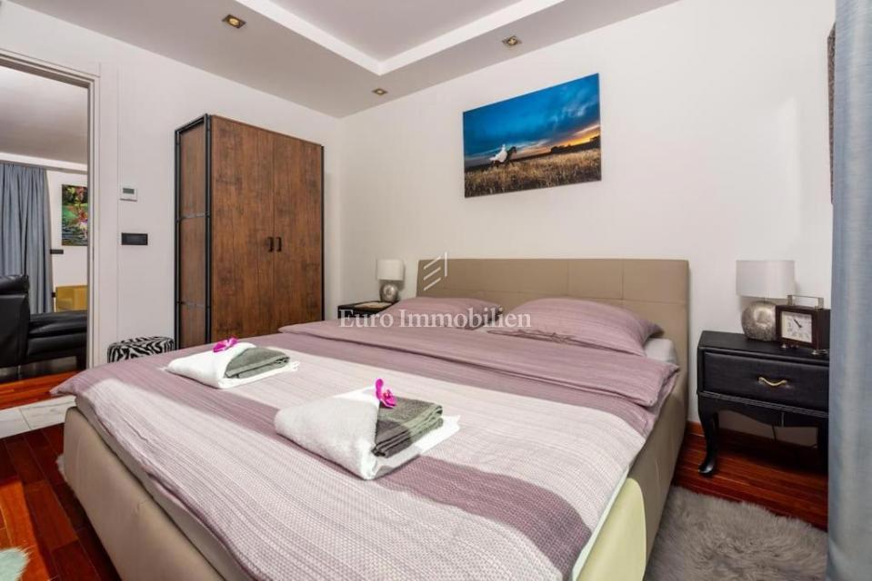 Malinska - opremljen apartma z vrtom, blizu morja