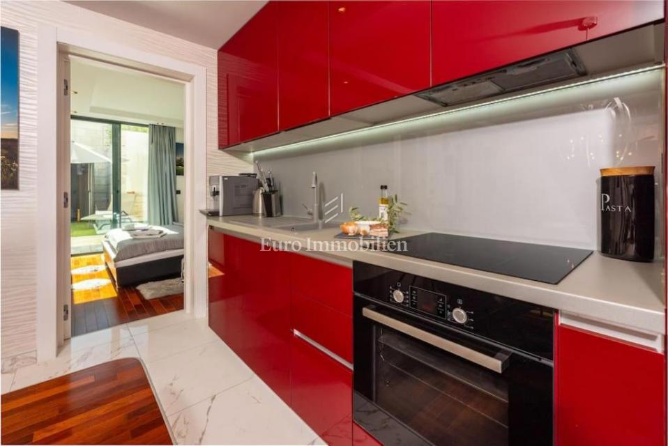Malinska - opremljen apartma z vrtom, blizu morja