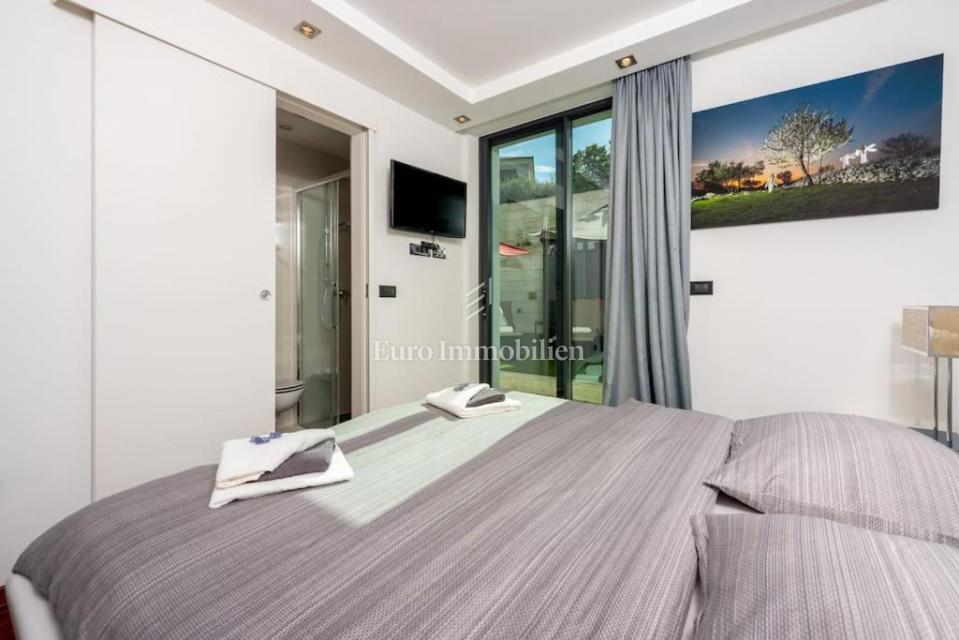 Malinska - opremljen apartma z vrtom, blizu morja