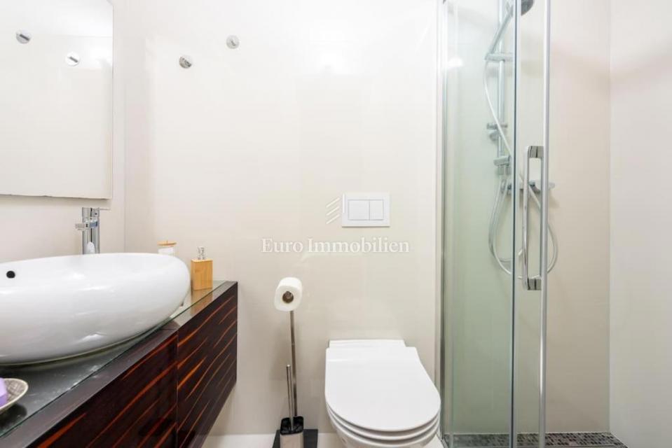 Malinska - opremljen apartma z vrtom, blizu morja