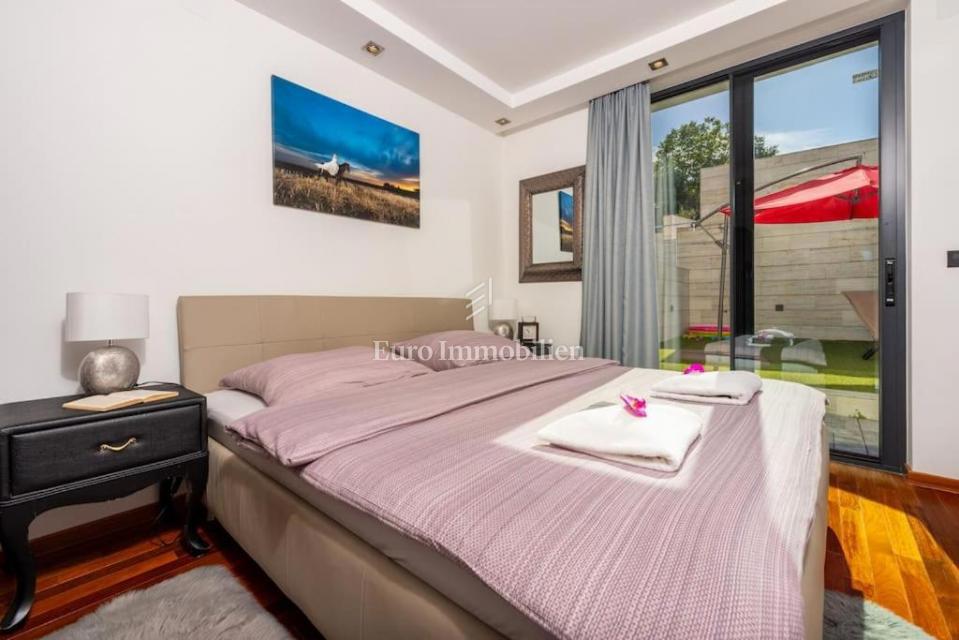 Malinska - opremljen apartma z vrtom, blizu morja