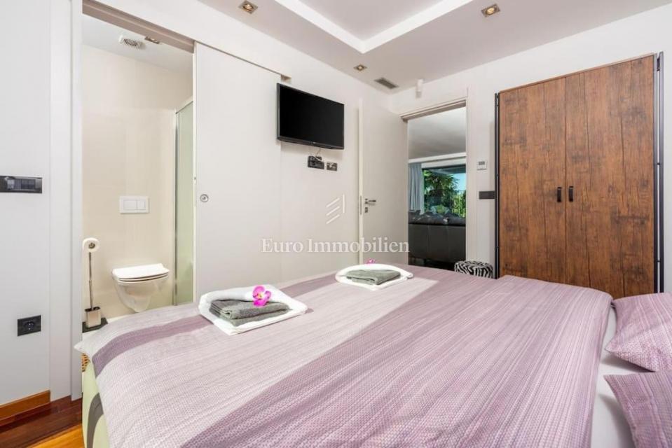 Malinska - opremljen apartma z vrtom, blizu morja