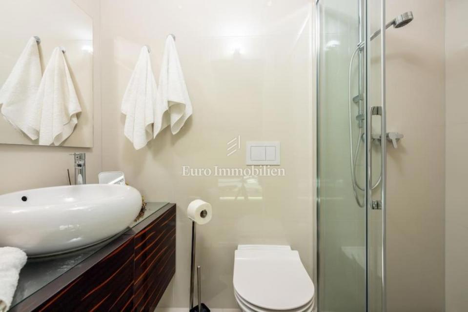 Malinska - opremljen apartma z vrtom, blizu morja