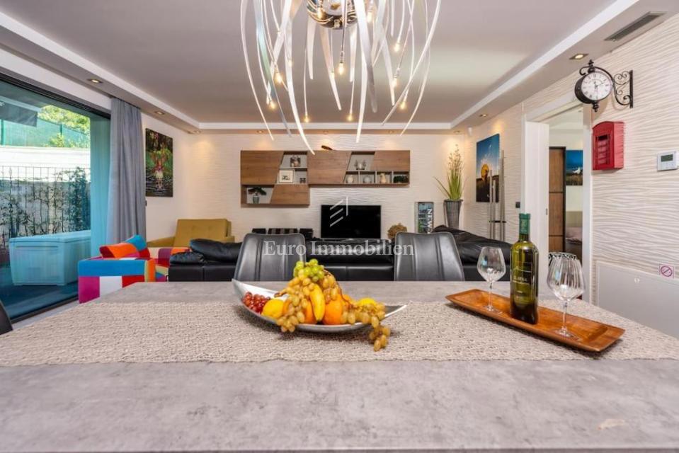 Malinska - opremljen apartma z vrtom, blizu morja