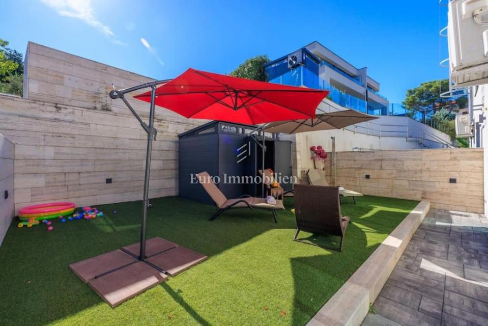 Malinska - opremljen apartma z vrtom, blizu morja