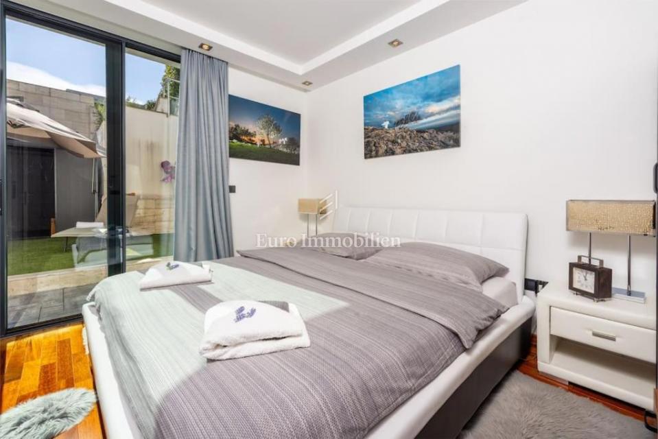 Malinska - opremljen apartma z vrtom, blizu morja