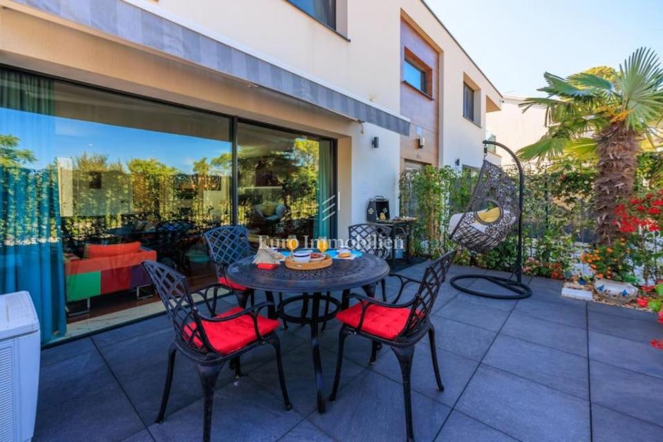 Malinska - opremljen apartma z vrtom, blizu morja