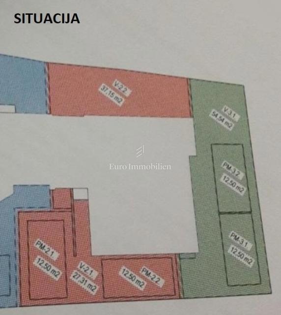 Novalja - apartma z 2 terasama, dvoriščem z jacuzzijem