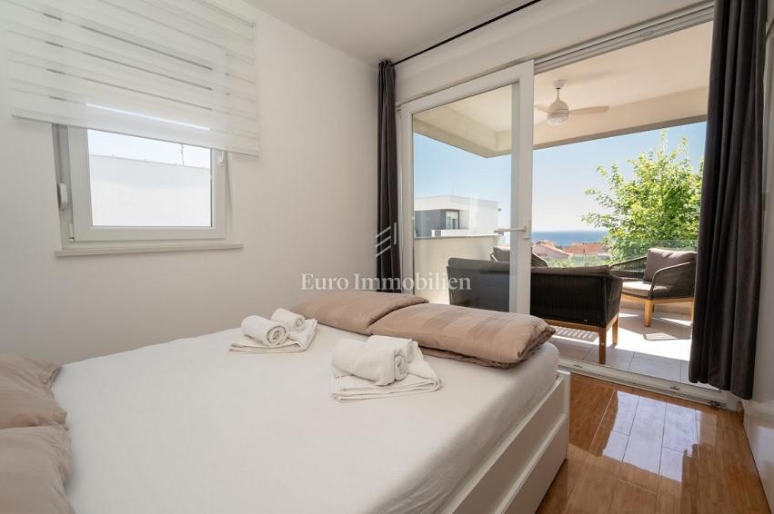 Novalja - apartma z 2 terasama, dvoriščem z jacuzzijem