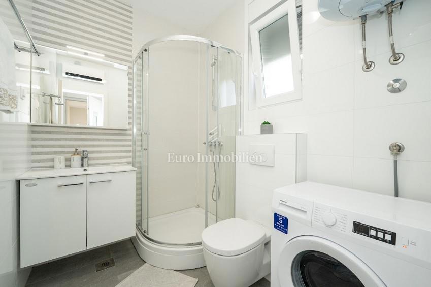 Novalja - apartma z 2 terasama, dvoriščem z jacuzzijem