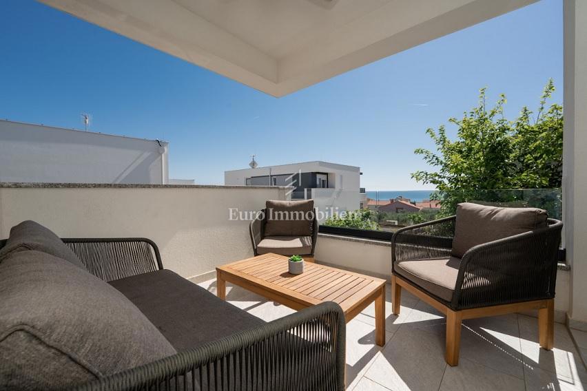 Novalja - apartma z 2 terasama, dvoriščem z jacuzzijem