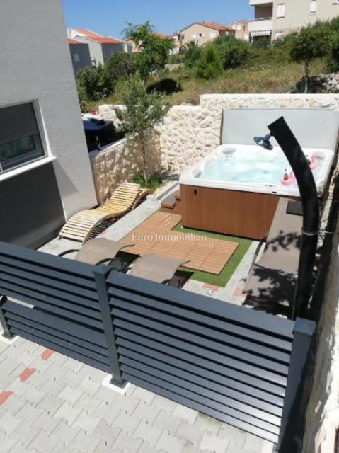 Novalja - apartma z 2 terasama, dvoriščem z jacuzzijem