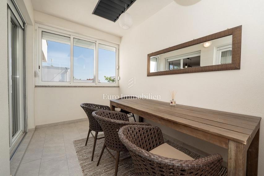Novalja - apartma z 2 terasama, dvoriščem z jacuzzijem