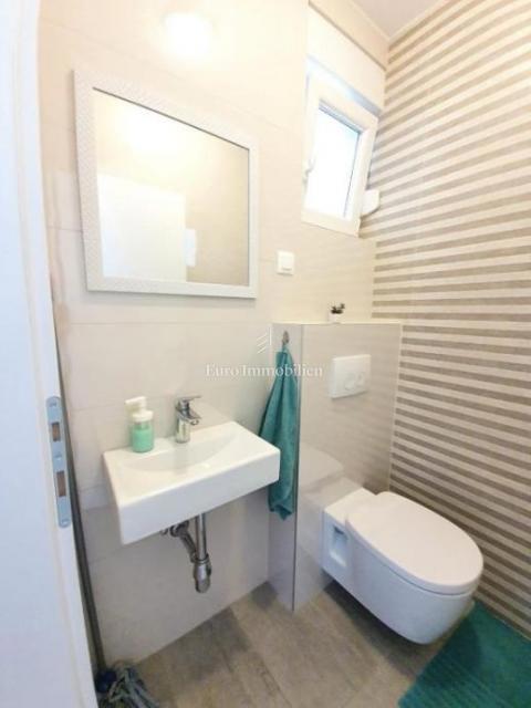 Novalja - apartma z 2 terasama, dvoriščem z jacuzzijem