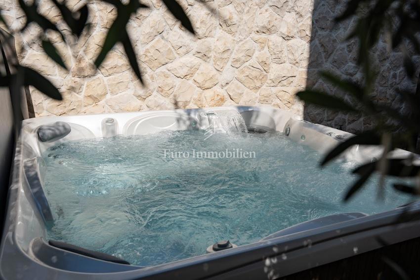 Novalja - apartma z 2 terasama, dvoriščem z jacuzzijem