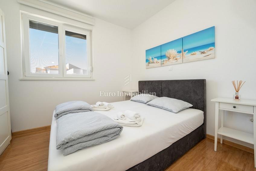 Novalja - apartma z 2 terasama, dvoriščem z jacuzzijem