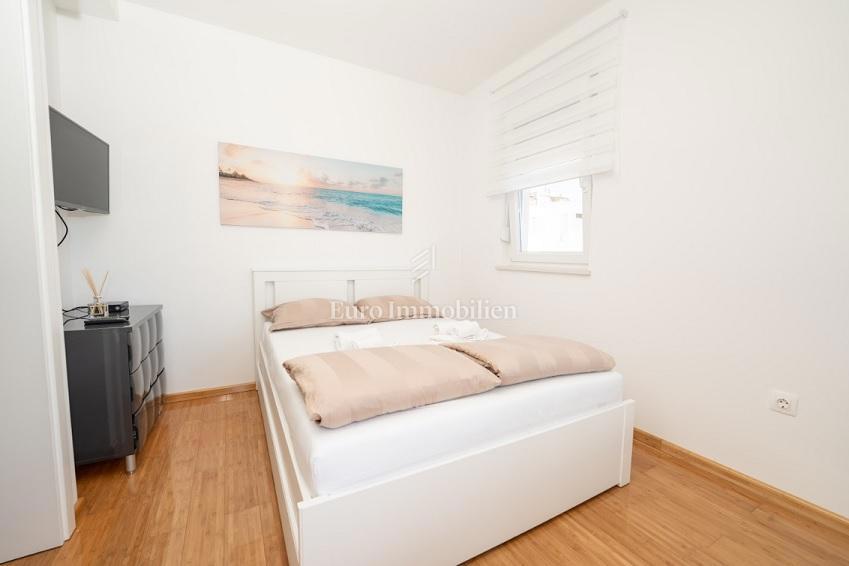 Novalja - apartma z 2 terasama, dvoriščem z jacuzzijem