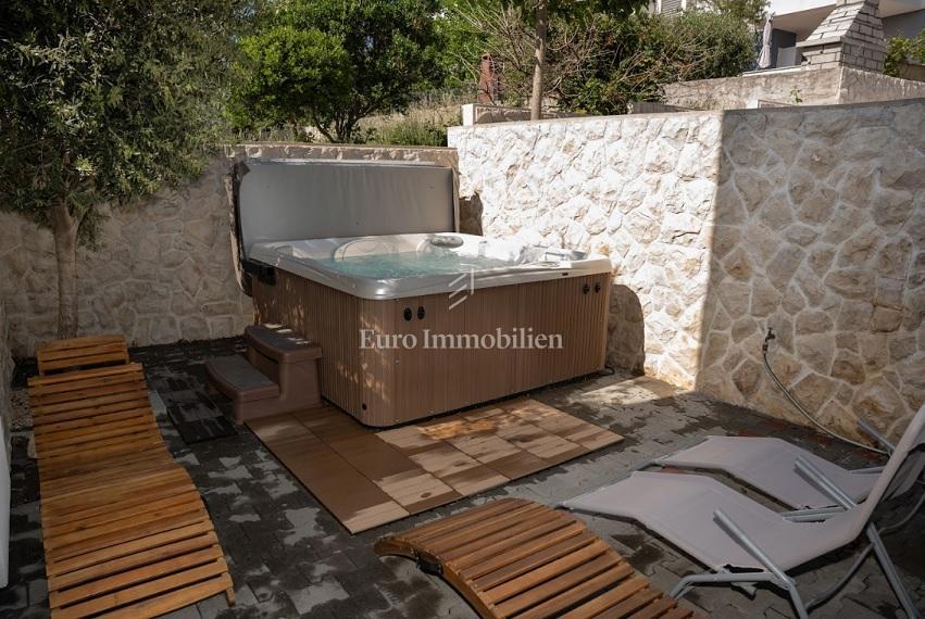 Novalja - apartma z 2 terasama, dvoriščem z jacuzzijem
