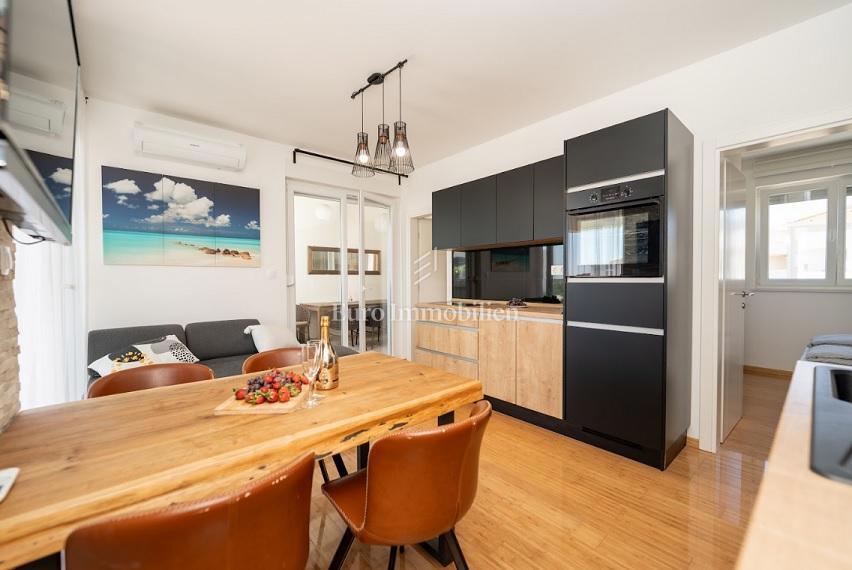 Novalja - apartma z 2 terasama, dvoriščem z jacuzzijem