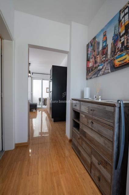 Novalja - apartma z 2 terasama, dvoriščem z jacuzzijem