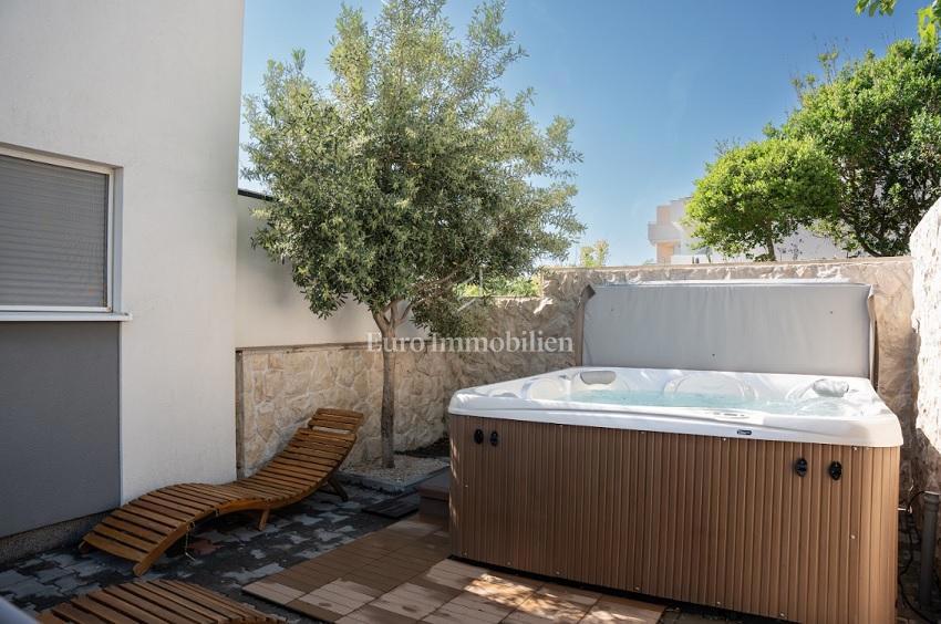 Novalja - apartma z 2 terasama, dvoriščem z jacuzzijem