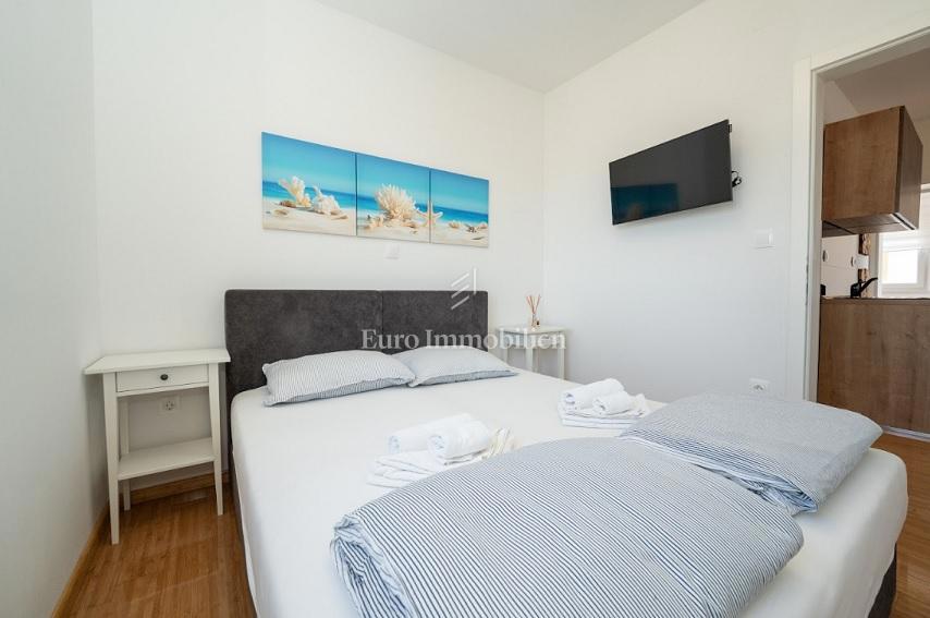 Novalja - apartma z 2 terasama, dvoriščem z jacuzzijem