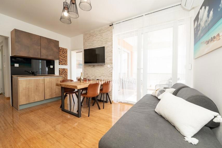 Novalja - apartma z 2 terasama, dvoriščem z jacuzzijem