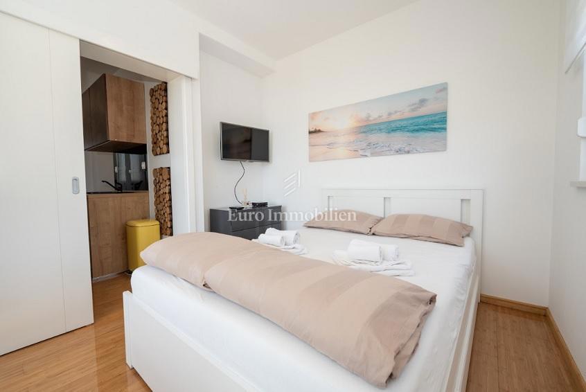 Novalja - apartma z 2 terasama, dvoriščem z jacuzzijem