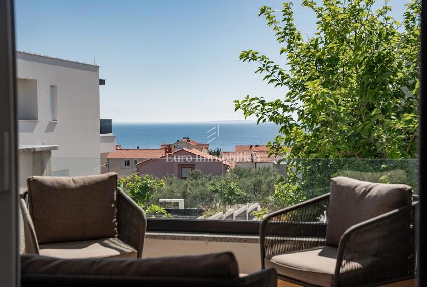 Novalja - apartma z 2 terasama, dvoriščem z jacuzzijem