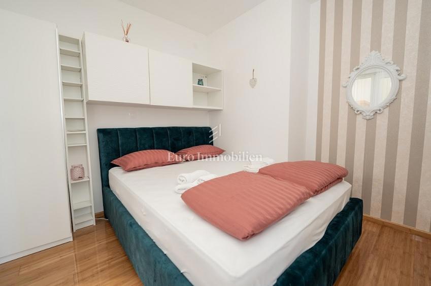 Novalja - apartma z 2 terasama, dvoriščem z jacuzzijem