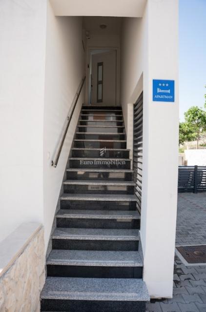 Novalja - apartma z 2 terasama, dvoriščem z jacuzzijem