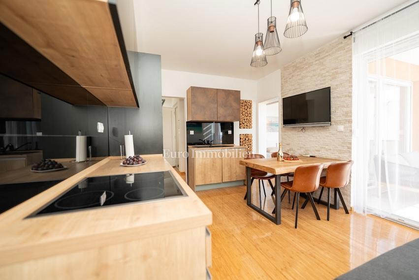 Novalja - apartma z 2 terasama, dvoriščem z jacuzzijem