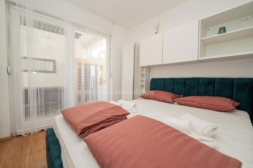Novalja - apartma z 2 terasama, dvoriščem z jacuzzijem