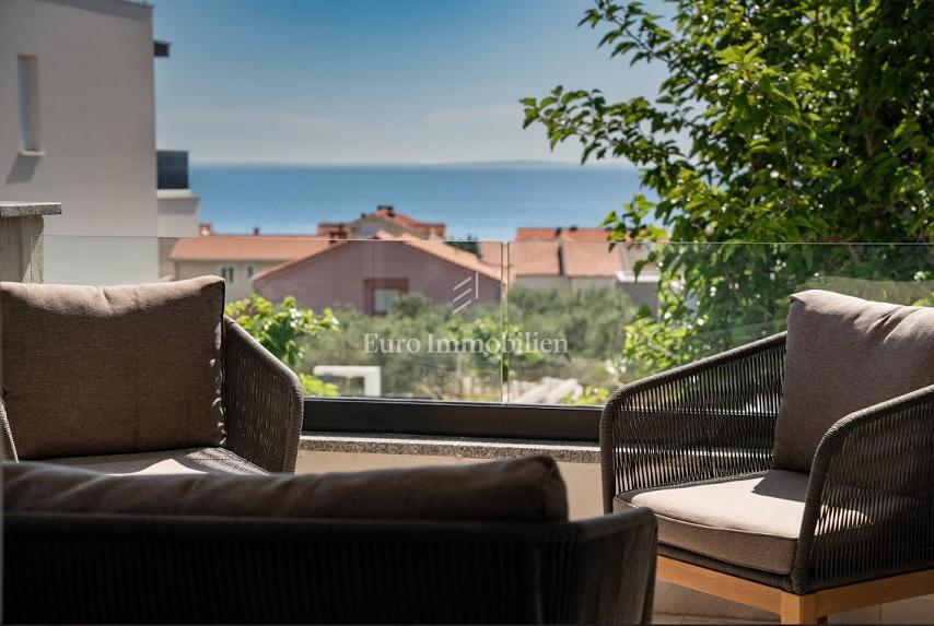 Novalja - apartma z 2 terasama, dvoriščem z jacuzzijem